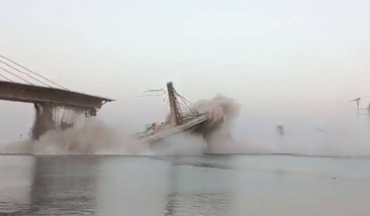 Puente se derrumbó en India