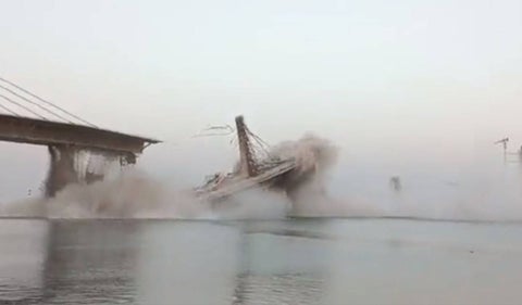 Puente se derrumbó en India
