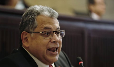 Ulahy Beltrán, superintendente de Salud, sale del colegio alemán de Barranquilla