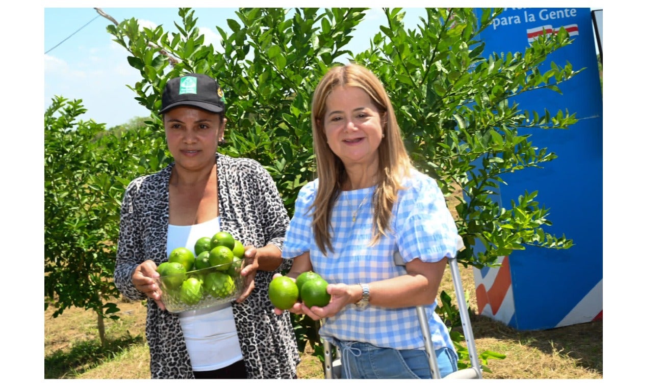 La gobernadora Elsa Noguera sosteniendo frutas