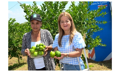 La gobernadora Elsa Noguera sosteniendo frutas