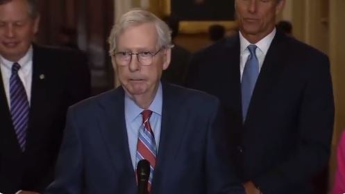 Senador Mitch McConnell, se paraliza en pleno discurso