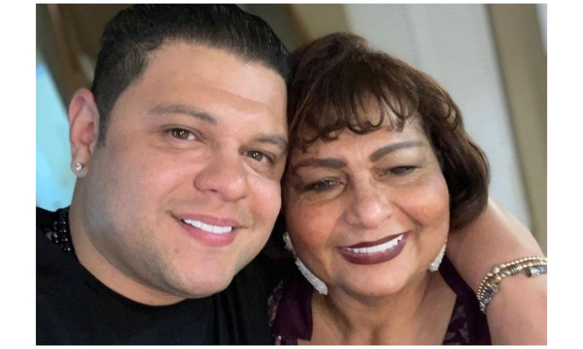 Cantante Luifer Cuello en compañía de su mamá
