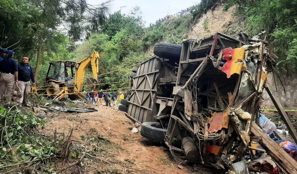 Caída de bus en un barranco en México deja 29 pasajeros muertos