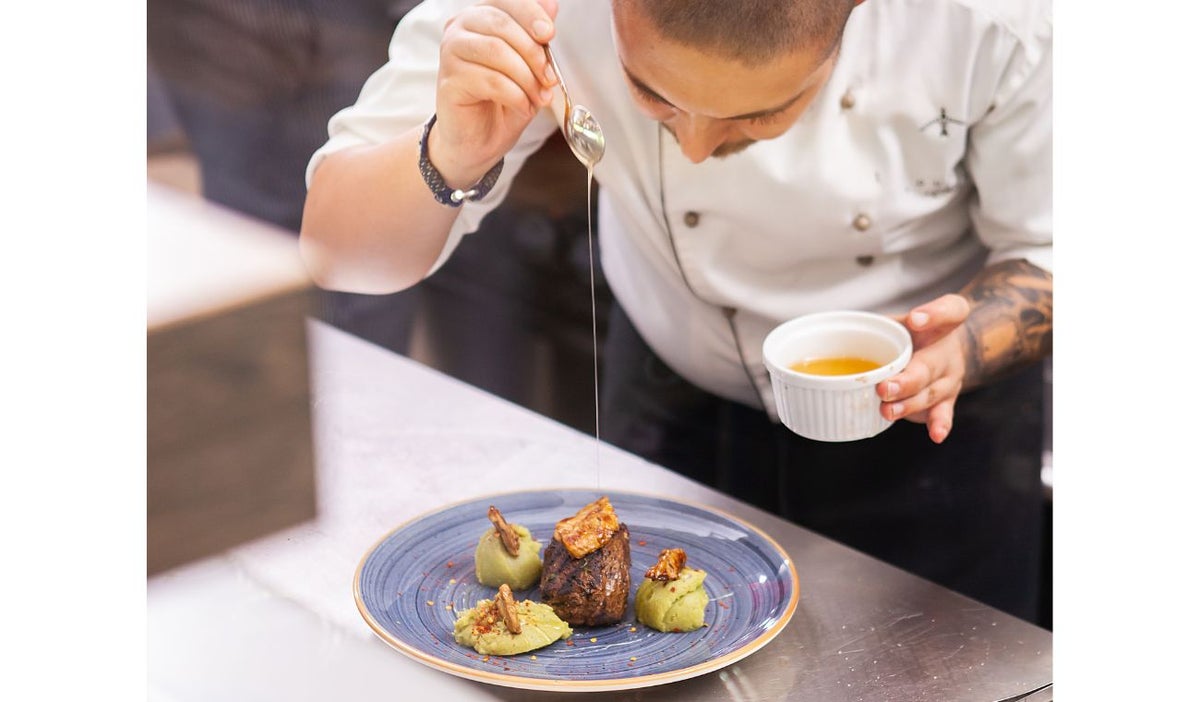 Chef emplatando su preparación-imagen de referencia