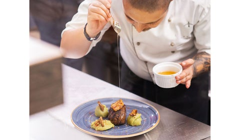 Chef emplatando su preparación-imagen de referencia