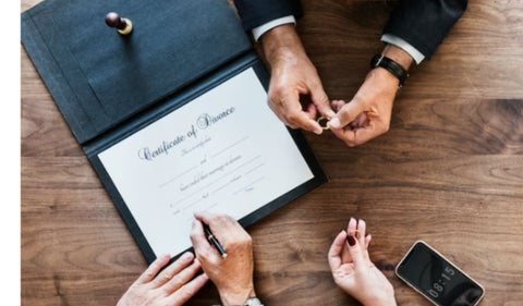 Divorcio: pareja firmando [Hombre baila de la felicidad al obtener su divorcio]