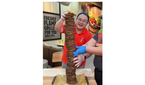 hamburguesa con 100 raciones de carne [VIDEO]