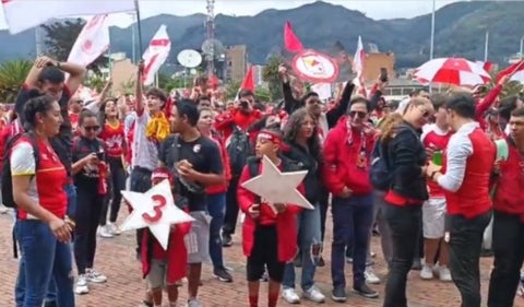 Hinchas de Santa Fe recibe al plantel femenino
