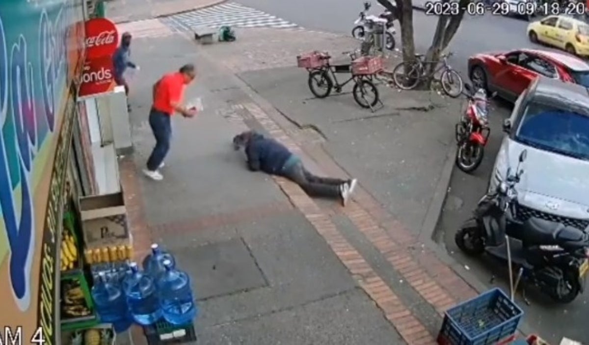Hombre golpea a adulto mayor