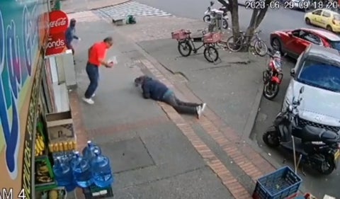 Hombre golpea a adulto mayor