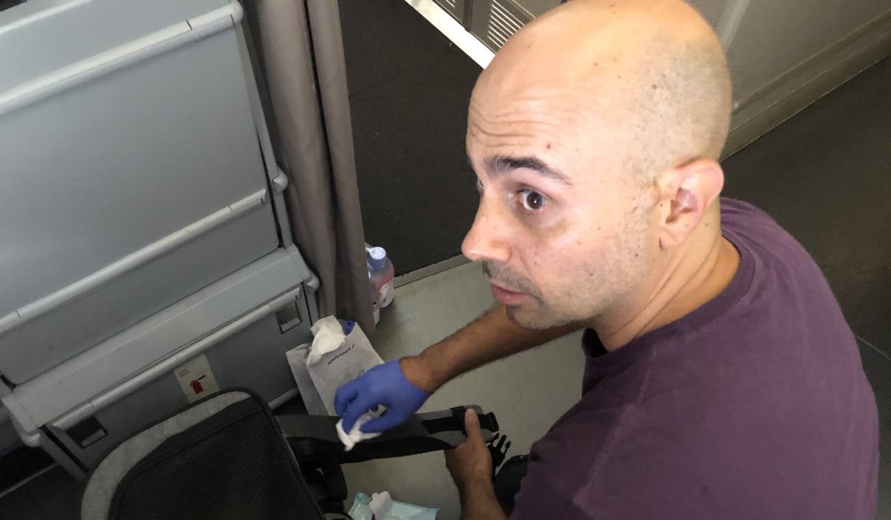 Hombre que iba en un avión se encontró con una alfombra llena de sangre