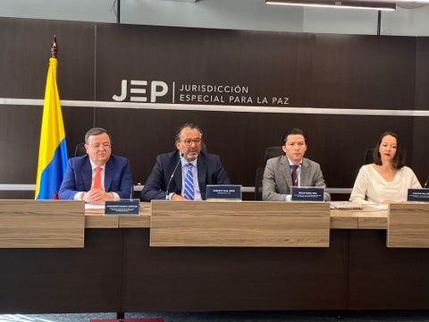 De izquierda a derecha magistrados de la JEP Alejandro Ramelli, Roberto Vidal, Óscar Parra y Catalina Díaz