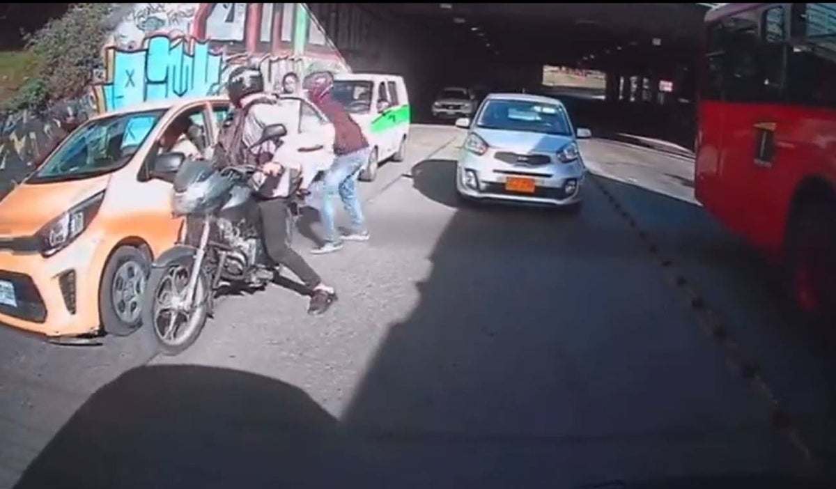 Ladrones en moto robaron a una pasajera de taxi en Bogotá