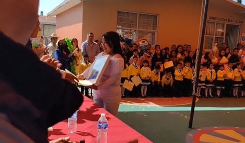 Madre recibe diploma de su hijo fallecido