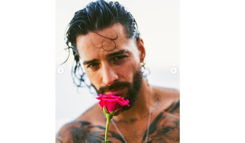 Maluma seduce a sus fans con baile sin camisa
