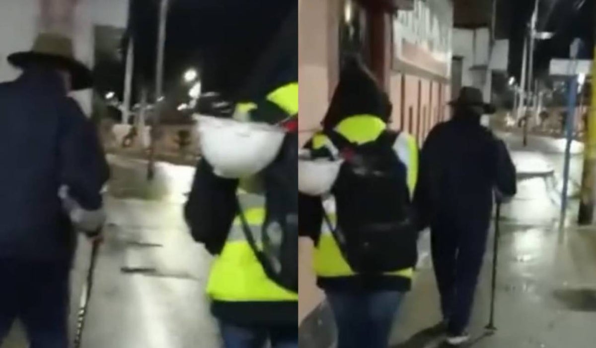 Padre de 80 años acompaña todas las madrugadas a su hija a la estación del bus