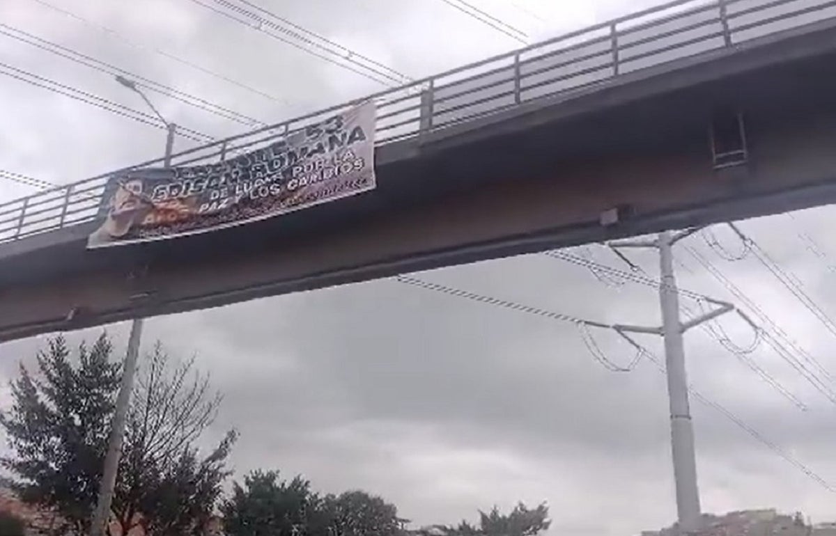 Pancarta del frente 53 de las Farc instalada en puente peatonal de Bogotá.