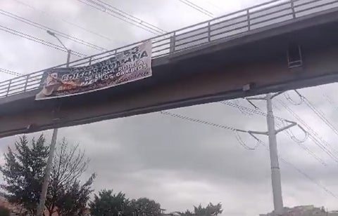 Pancarta del frente 53 de las Farc instalada en puente peatonal de Bogotá.