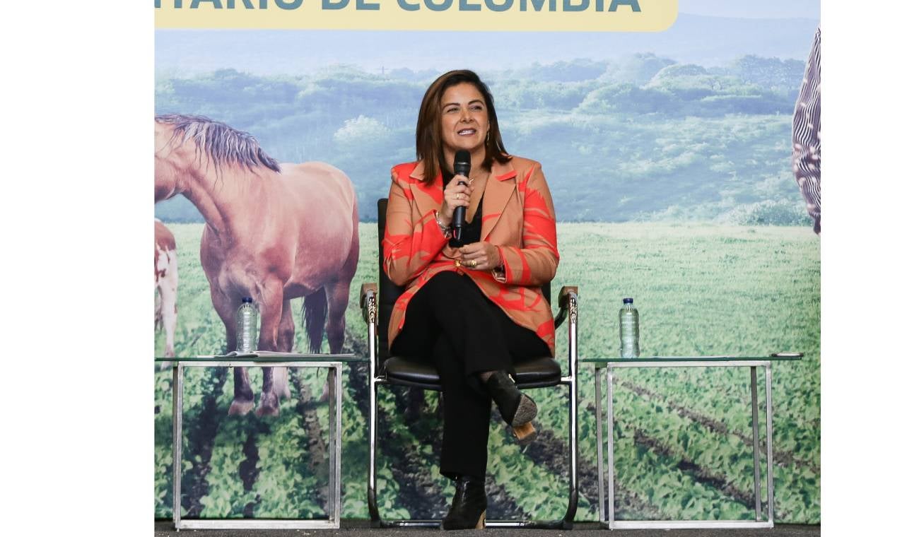 Pelea de Ministra de Agricultura y director de Tierras