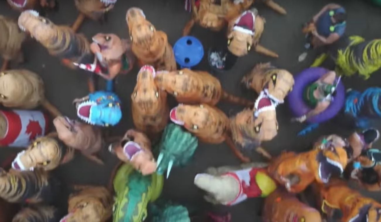 Rompe récord de personas vestidas como dinosaurio