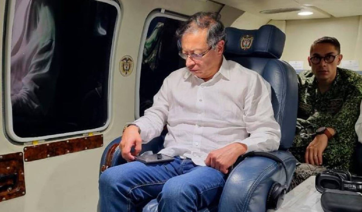 Gustavo Petro en un avión