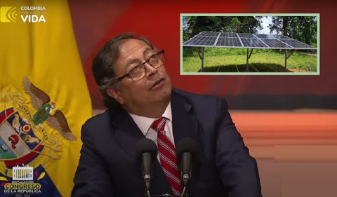 Gustavo Petro y paneles solares