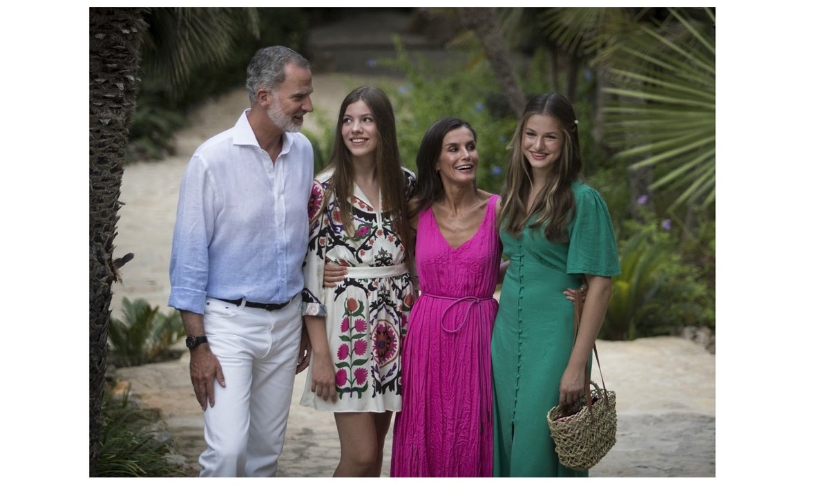 El Rey Felipe con la Reina Letizia y sus hijas Leonor y Sofía