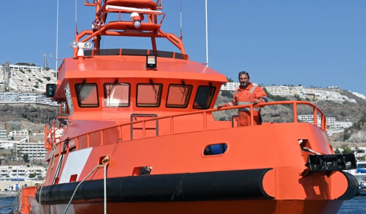 Rescatan a 86 migrantes de precaria embarcación cerca de Canarias, España