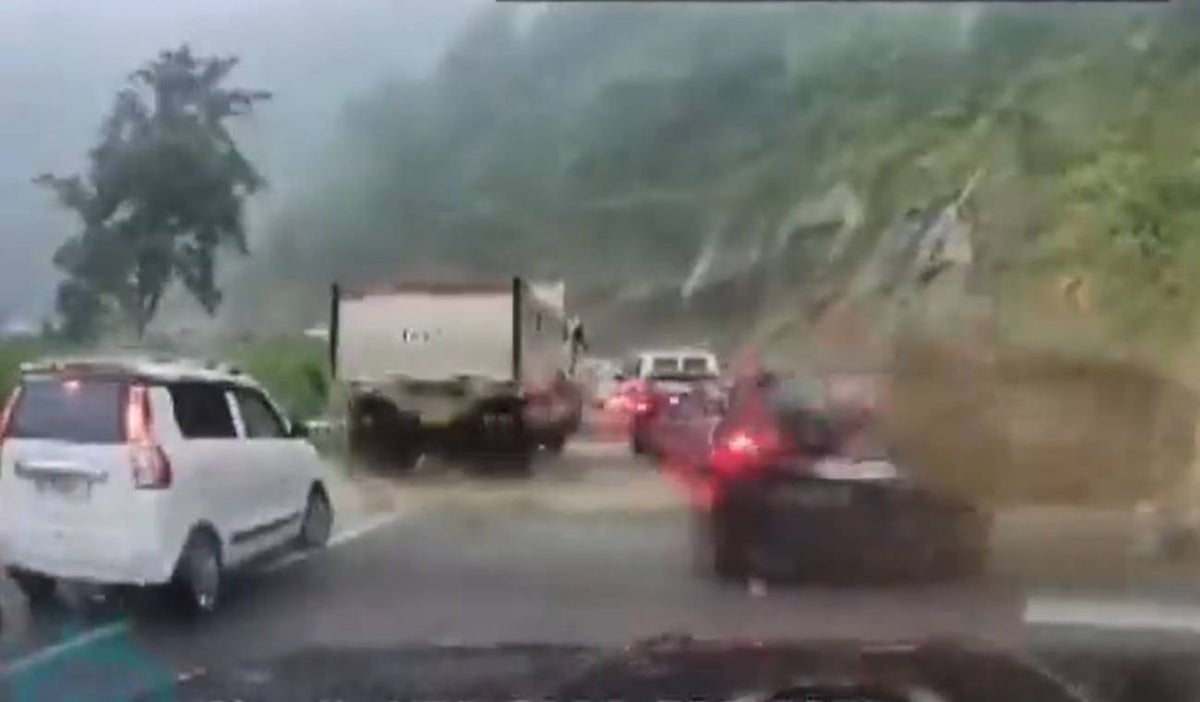 roca cayó encima de unos carros