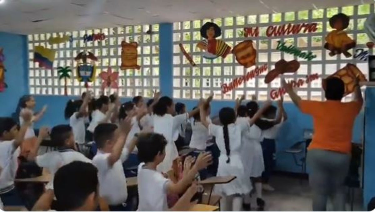 Profesora baila con alumnos