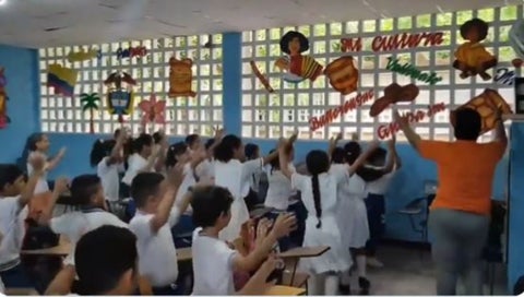 Profesora baila con alumnos