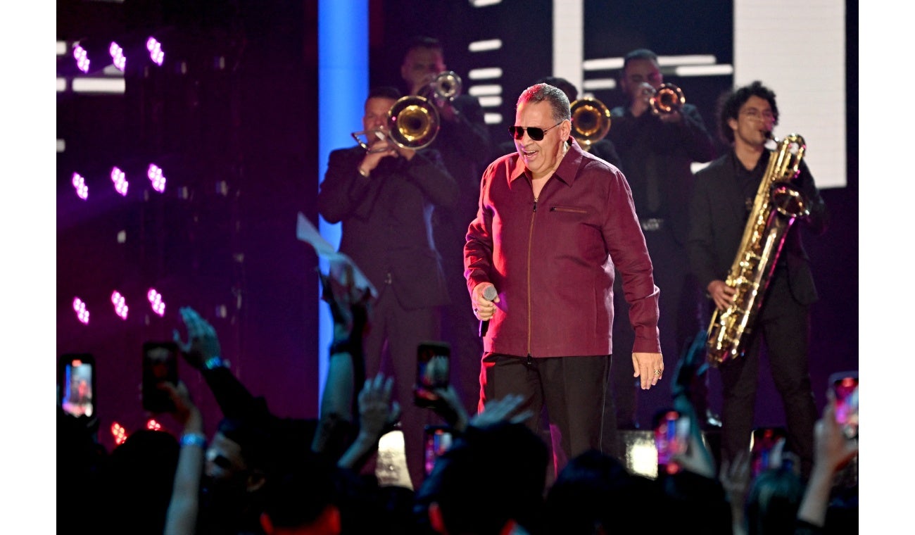 Tito Nieves cantando en Premios Lo Nuestro
