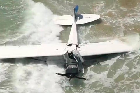 Avioneta cae en una playa