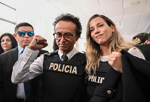 Christian Zurita, apareció protegido con chaleco antibalas al igual que Andrea González.