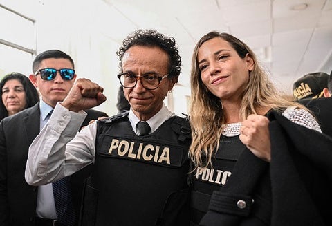 Christian Zurita, apareció protegido con chaleco antibalas al igual que Andrea González.
