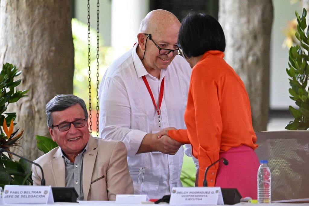 Otty Patiño (cen) y 'Pablo Beltrán' (der), de las delegaciones de paz del Gobierno y el ELN, respectivamente.