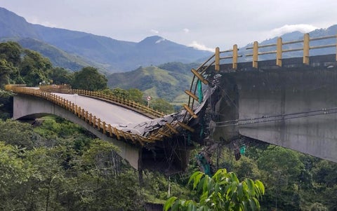 El colapsado puente Los Grillos en Boyacá.