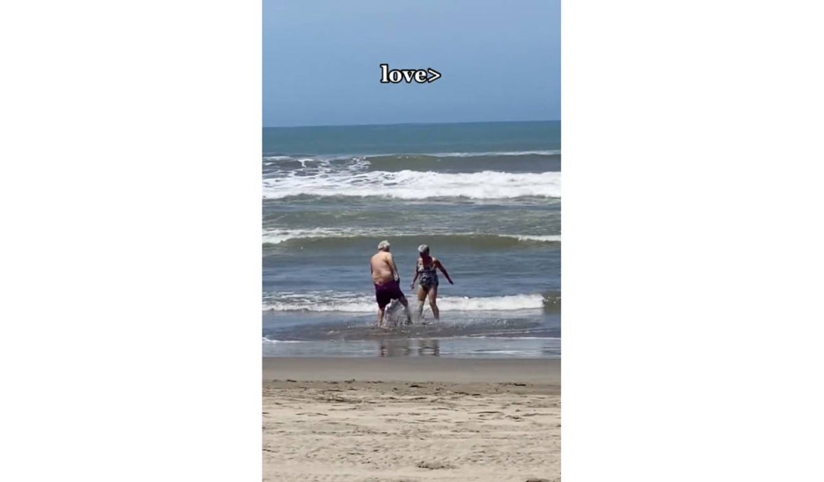Abuelitos se hacen virales por tierna escena en la playa