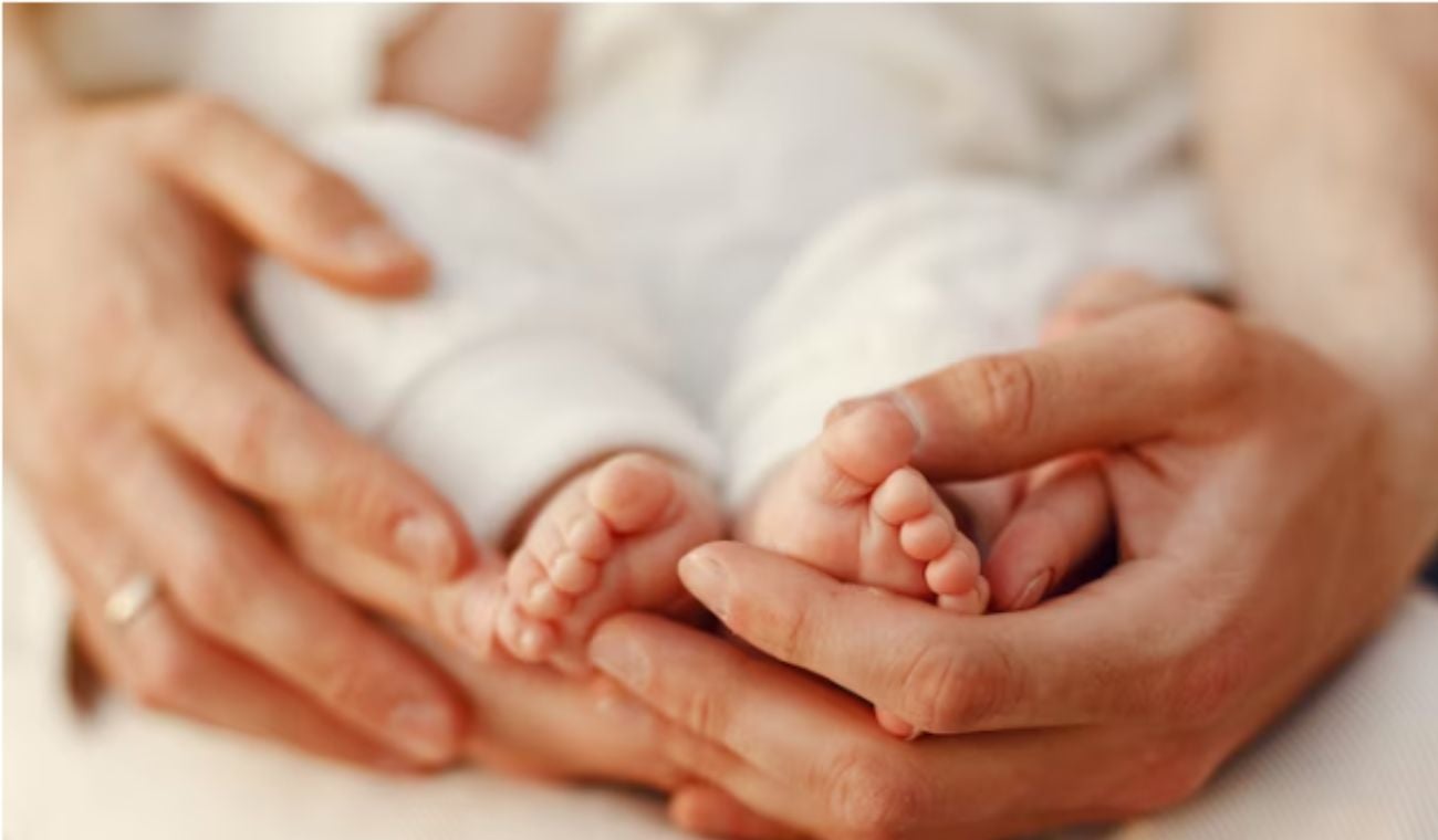 Pies de bebé recien nacido-imagen de referencia: Bebé nace por inseminación post mortem