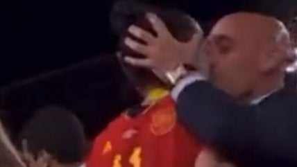 Polémico beso