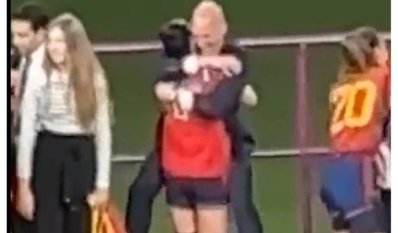 Polémica por beso