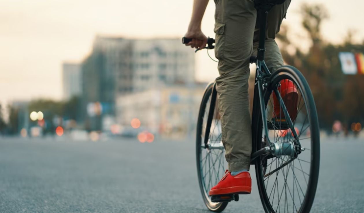 Hombre montando en bicicleta- imagen de referencia
