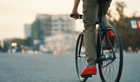 Hombre montando en bicicleta- imagen de referencia