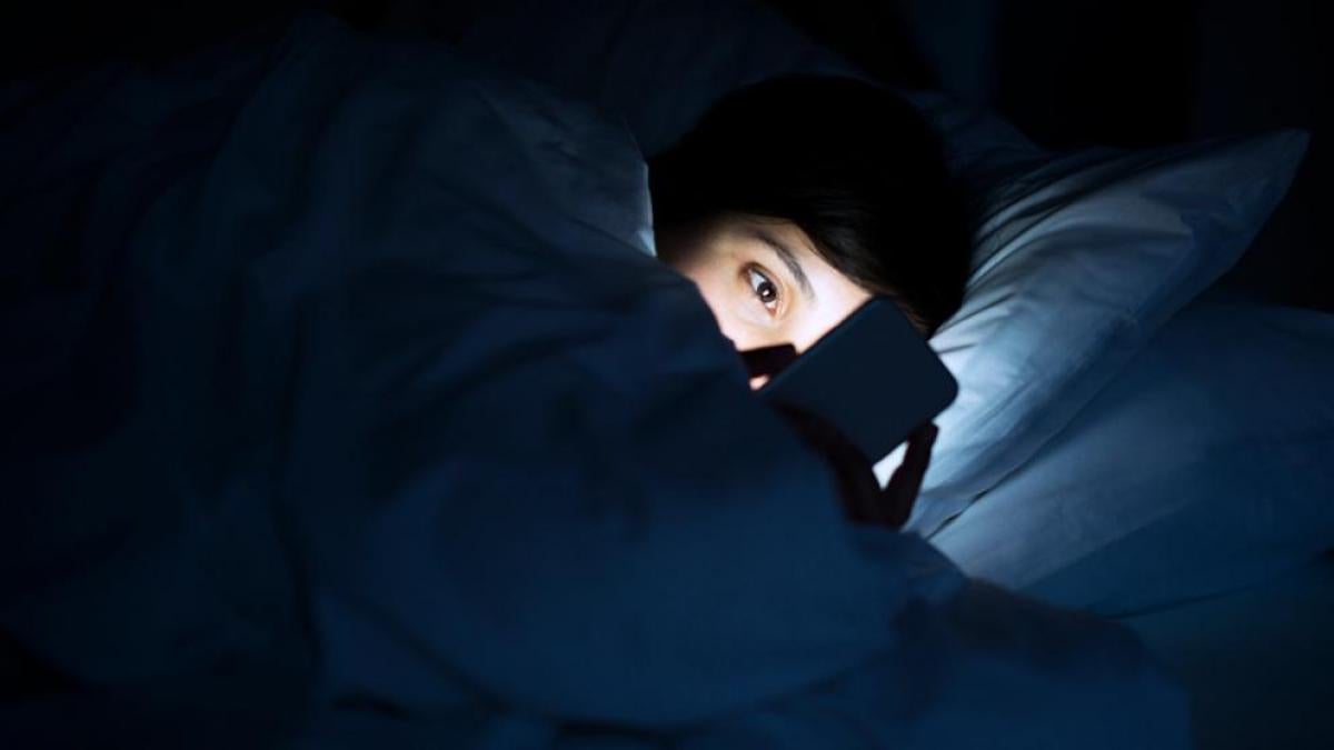 Mirar el celular en la noche