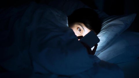 Mirar el celular en la noche