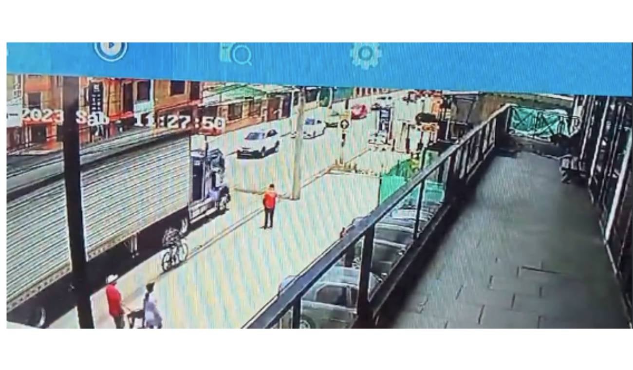 Ciclista muere al quedar atrapado debajo de mula VIDEO