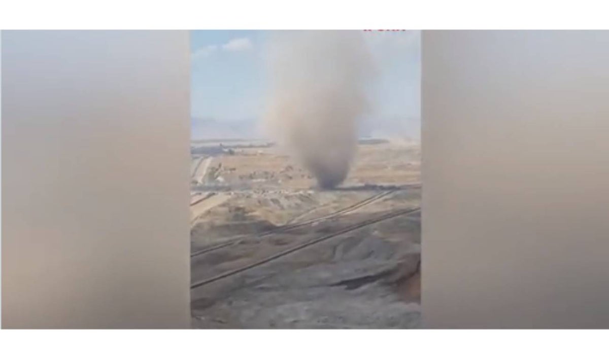 Descontrolado tornado que elevó arena a varios metros de altura