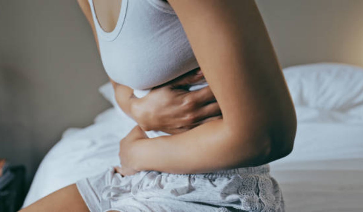 Mujer con dolor de estómago