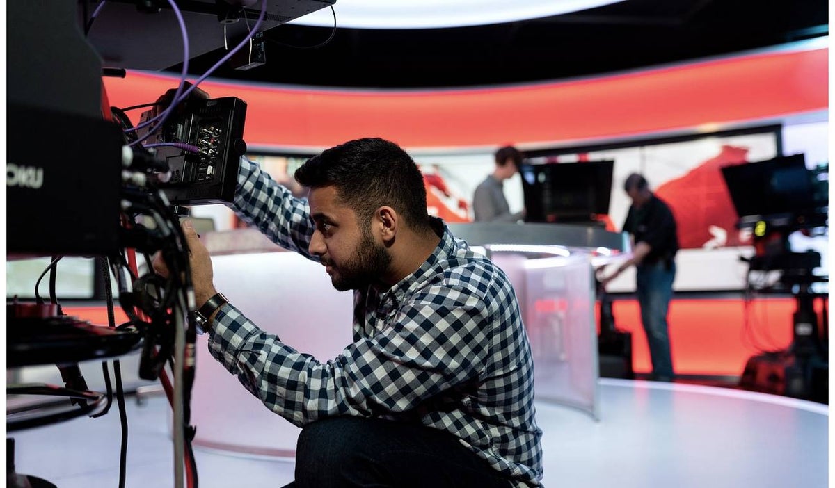 Famosa presentadora de magazine sale intempestivamente del programa, ¿Qué pasó?